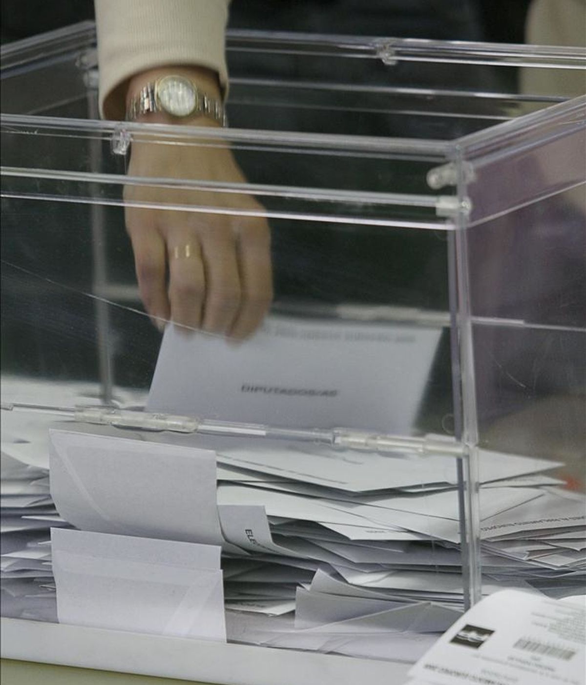 Una integrante de una mesa de un colegio electoral en Madrid procede al inicio del recuento de los votos tras el cierre de las mesas en las elecciones europeas de 2009. EFE/Archivo
