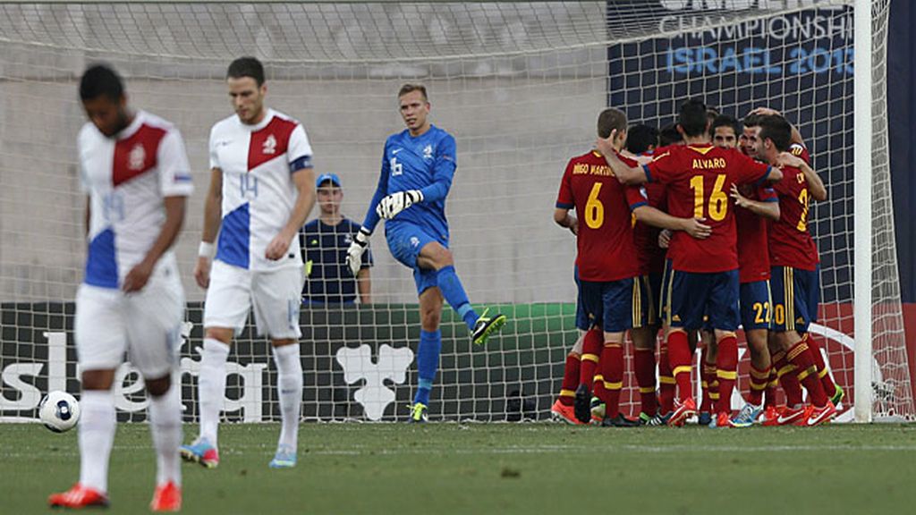 Los jugadores españoles celebran el primer tanto.