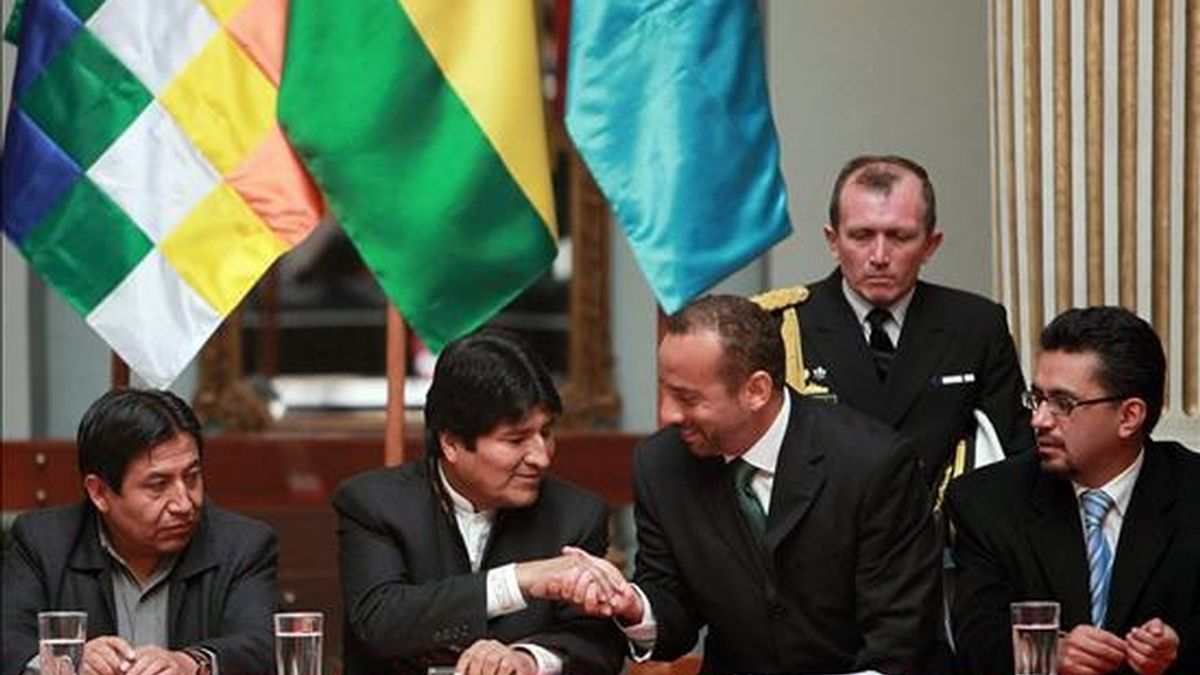 El presidente boliviano, Evo Morales, asiste junto al delegado para Bolivia de la UNODC, el peruano César Guedes (cd), y sus ministros de Relaciones Exteriores, David Choquehuanca (i), y de Gobierno, Sacha Llorenti (d), a una reunión en La Paz (Bolivia). EFE