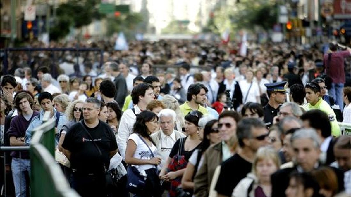 Simpatizantes del ex presidente argentino Raúl Alfonsín hacen fila para despedir sus restos en el Congreso Nacional en Buenos Aires. EFE