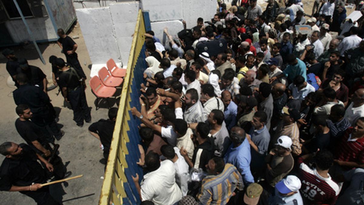 Un grupo de palestinos espera para poder cruzar la frontera de Gaza. Foto: AP.