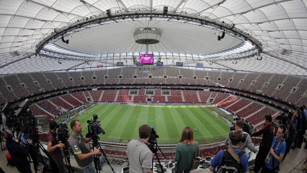 Polonia y Grecia tiñen el primer día de Eurocopa con sus colores