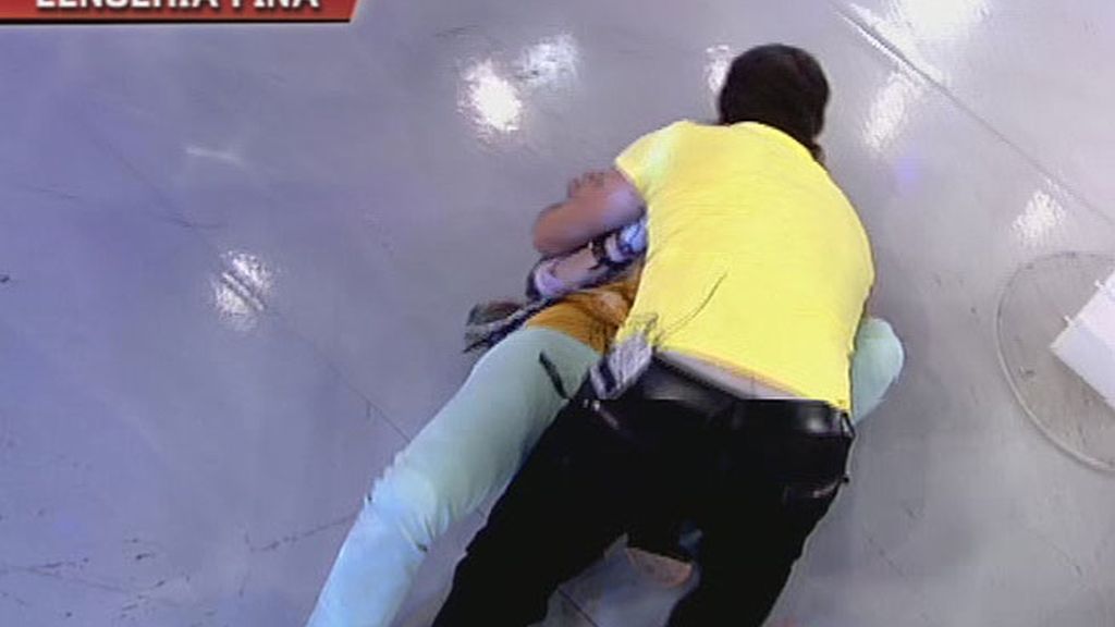 Gustavo muestra su ropa interior y Paz intenta ver más