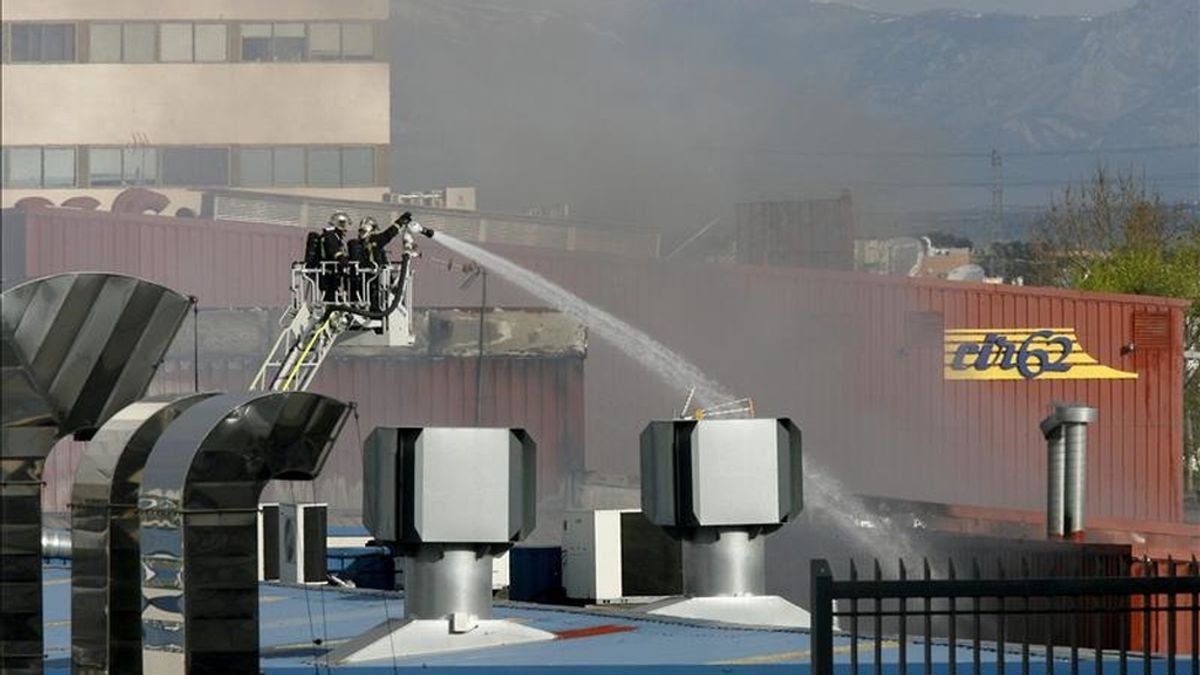 Bomberos de la Comunidad de Madrid trabajan en la extinción completa del incendio que afecta desde las cuatro de la madrugada a varias naves de un polígono industrial de San Sebastián de los Reyes. EFE