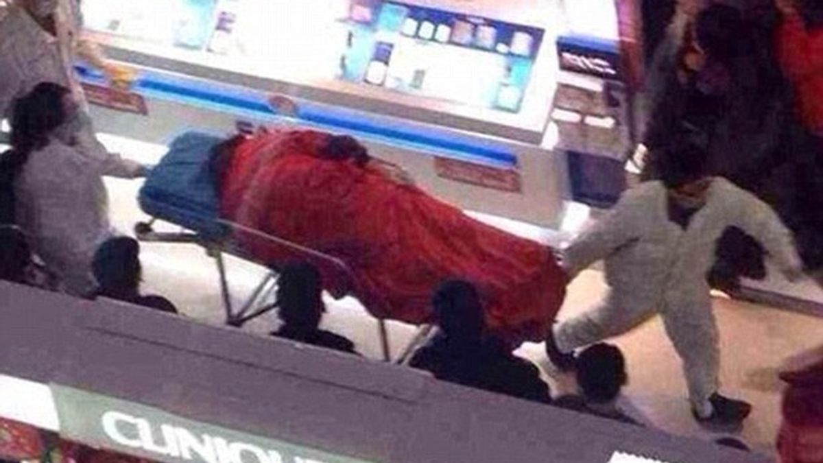 5-Se suicida en el centro comercial tras 5 horas de compras con su novia