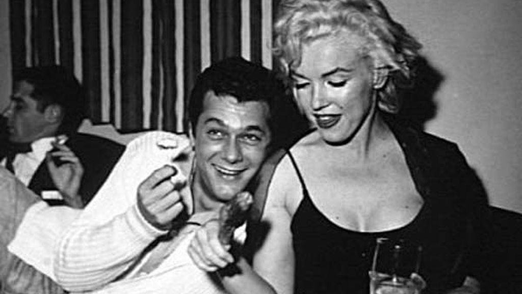 Con Marilyn Monroe, su compañera de reparto en 'Con faldas y a lo loco'