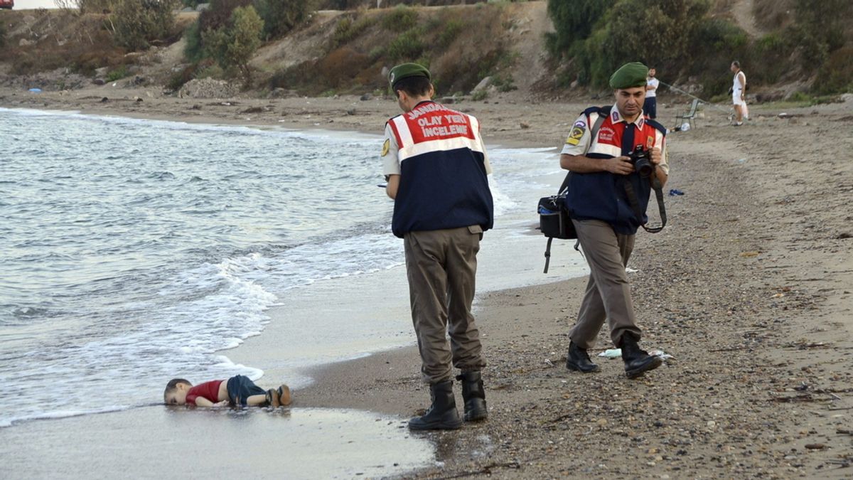 Dos policías turcos trabajan junto al cuerpo sin vida de un niño refugiado ahogado