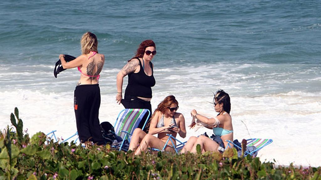 Miley Cyrus luce bikini y tatuajes en las playas de Brasil