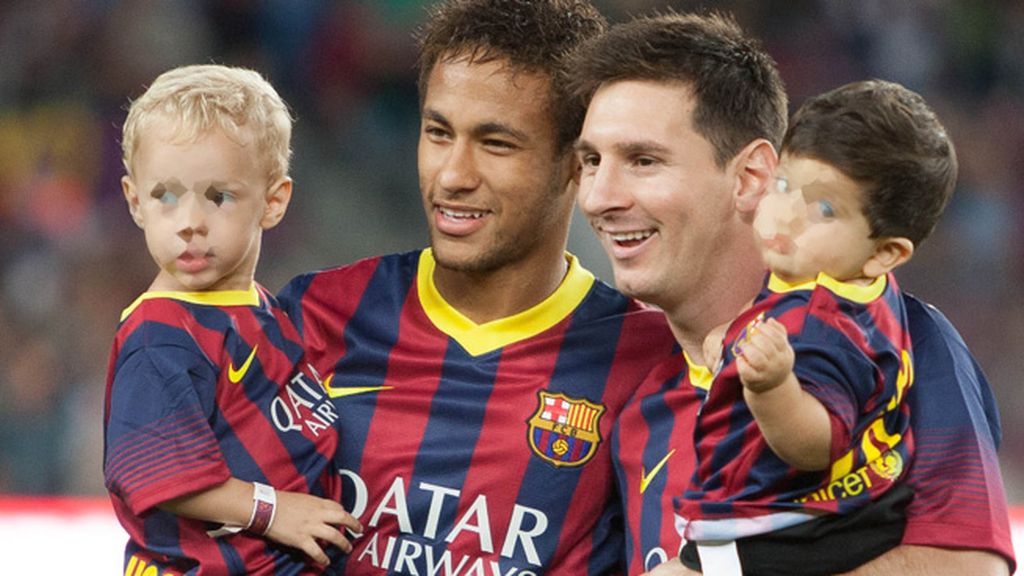 Messi y Neymar pasean junto a sus retoños por el césped del Camp Nou