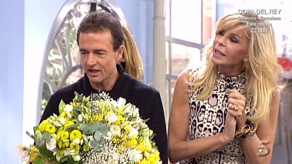 La presentadora ha recibido un ramo de flores y magdalenas por su cumpleaños