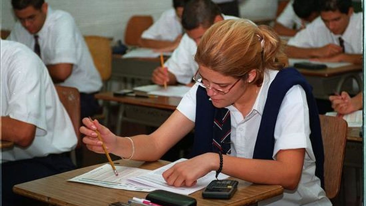 Un grupo de alumnos de secundaria realiza un examen. EFE/Archivo