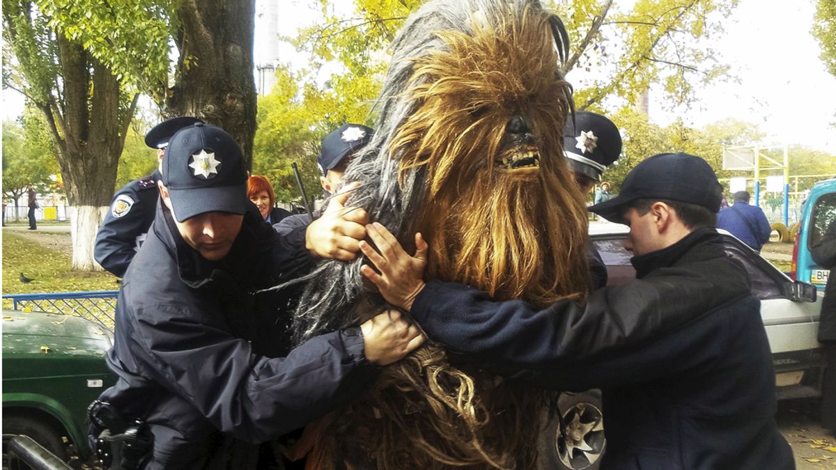 Arrestan a Chewbacca por hacer campaña para Darth Vader