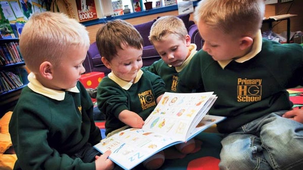 Supera una meningitis y se convierte en el niño más popular de la clase