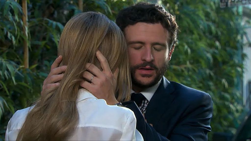Miguel besa a Carlota y ella...