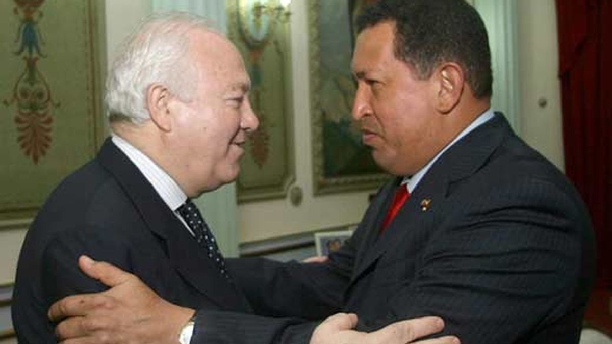 El ministro español de Asuntos Exteriores, Miguel Ángel Moratinos (i), saluda al presidente de Venezuela, Hugo Chávez. Foto: EFE