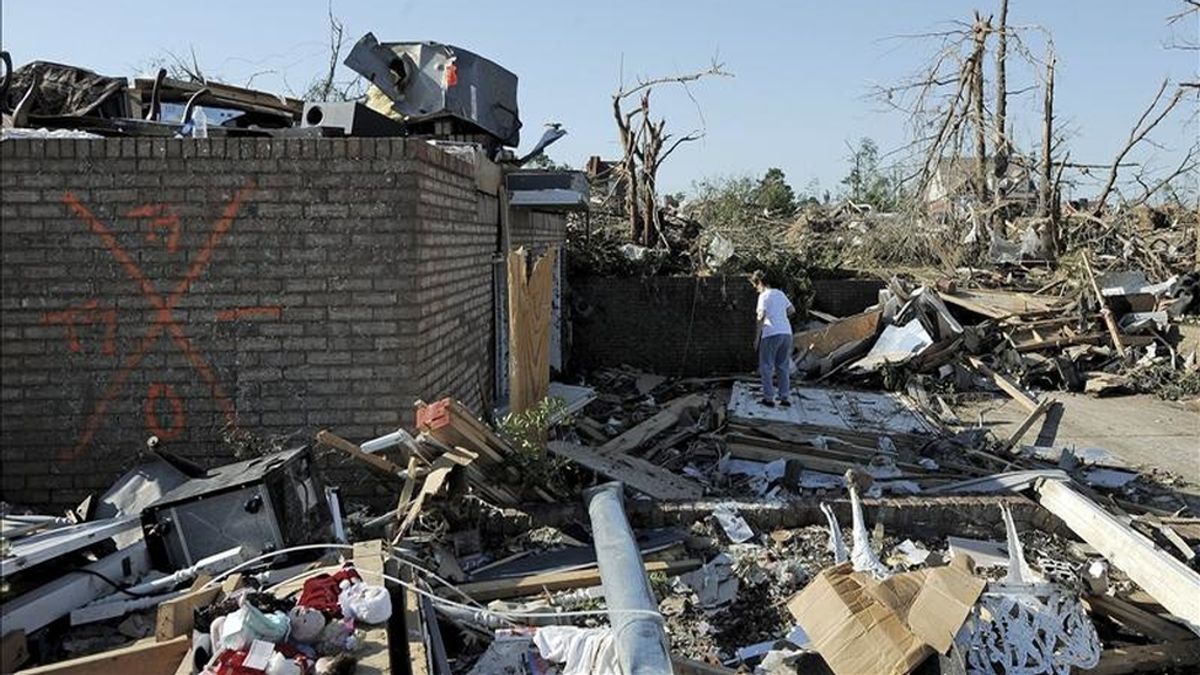 Una mujer busca entre los escombros del barrio Fan Road en Pleasant Grove, Alabama, Estados Unidos. EFE