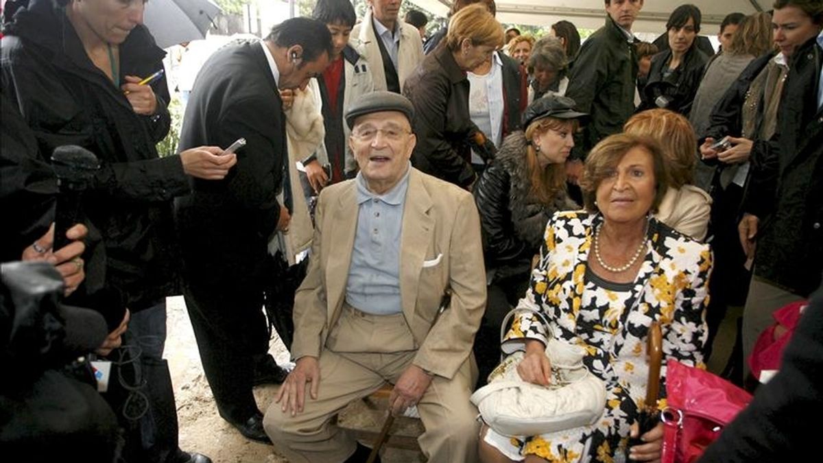 El actor Tony Leblanc junto a su esposa, Isabel. EFE/Archivo