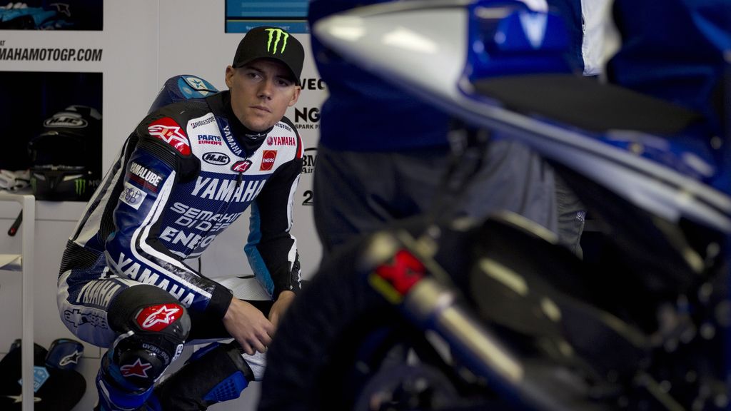 Ben Spies observa su Yamaha en 'boxes'