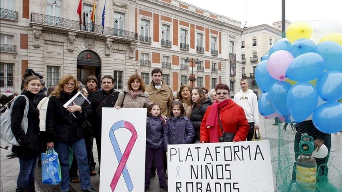 Foto de archivo de una concentración de integrantes de la Plataforma de Afectados de Clínicas de toda España de la Causa de Niños Robados. Los afectados por la causa de los niños que fueron robados desde la década de los cuarenta hasta los años noventa comparten el mismo fin de que la Justicia investigue el delito y puedan encontrar a sus seres queridos, sin embargo, las dos asociaciones mayoritarias implicadas luchan por caminos separados. EFE/Archivo Foto de archivo de una concentración de integrantes de la Plataforma de Afectados de Clínicas de toda España de la Causa de Niños Robados. Los afectados por la causa de los niños que fueron robados desde la década de los cuarenta hasta los años noventa comparten el mismo fin de que la Justicia investigue el delito y puedan encontrar a sus seres queridos, sin embargo, las dos asociaciones mayoritarias implicadas luchan por caminos separados. EFE/Archivo