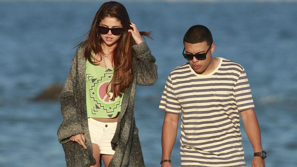 Selena se divierte en la playa sin Justin