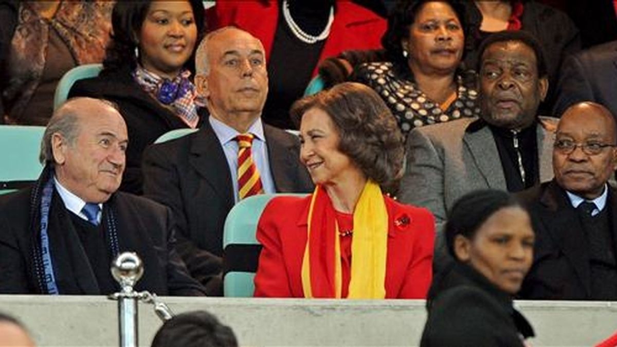 La reina Sofía de España (c) habla con el presidente de la FIFA, Joseph S. Blatter (i), en presencia del presidente sudafricano, Jacob Zuma (d), antes del partido Alemania-España, de semifinales del Mundial de Fútbol de Sudáfrica 2010. Hoy la Reina y los Príncipes de Asturias estarán en el partido de la final entre España y Holanda. EFE