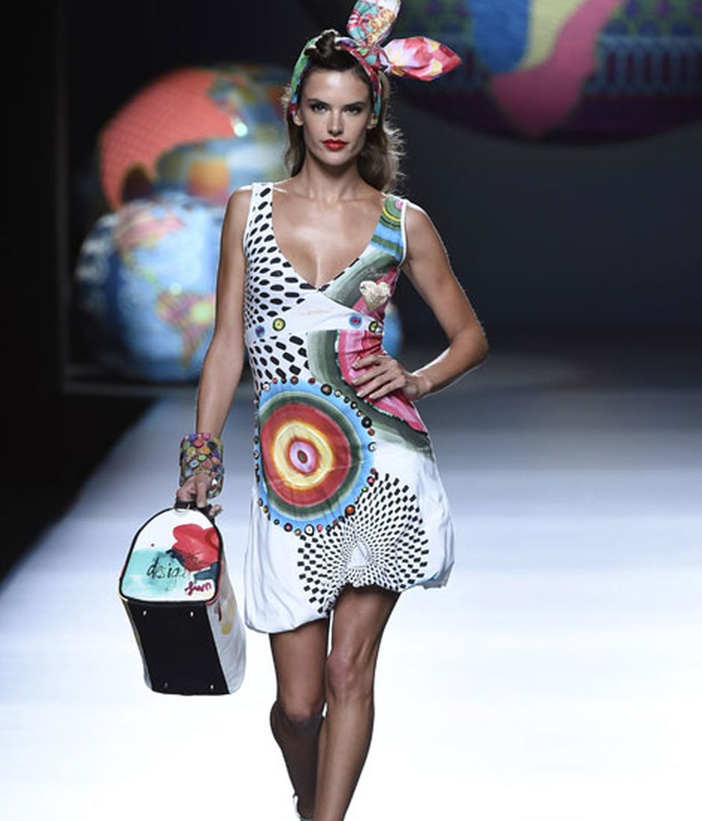 Color y grafismo en una colección que explota las señas de identidad de la firma