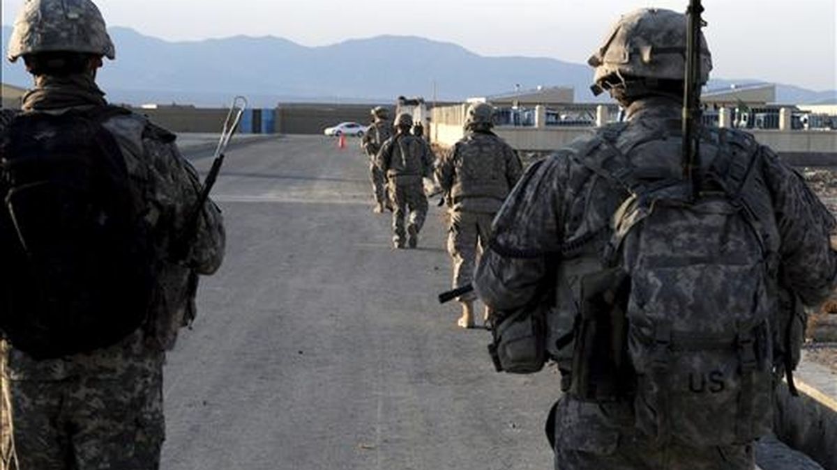 Fotografía cedida por la Fuerza Internacional de Asistencia a la Seguridad (ISAF) de la OTAN, que muestra a un grupo soldados estadounidenses de patrulla en Sharana (Afganistán), durante una misión en la provincia afgana de Pattika. EFE/Archivo
