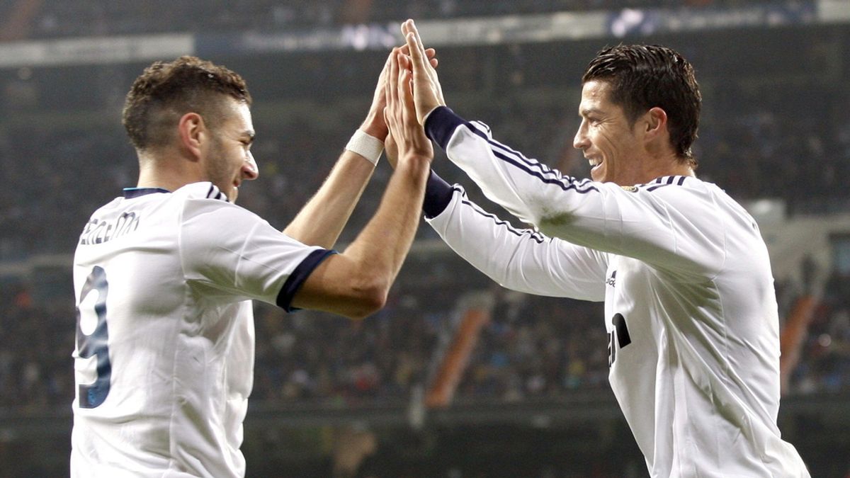 El delantero portugués del Real Madrid, Cristiano Ronaldo (d), celebra uno de sus goles con su compañero, el francés Karim Benzema