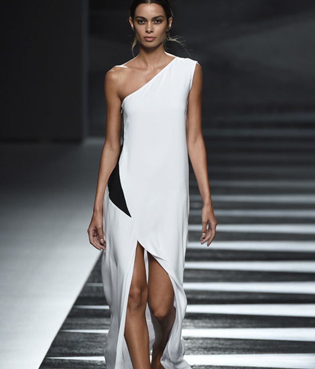 Elegantes y sorprendentes geometrías de color en el desfile de Juanjo Oliva