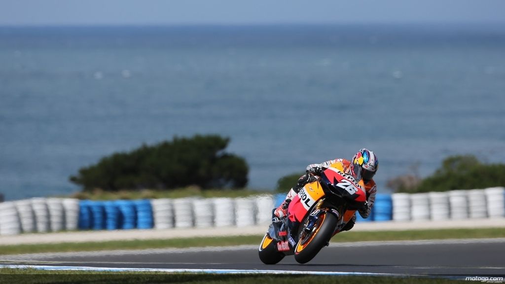 Dani Pedrosa rueda con el mar de fondo durante los libres de Australia