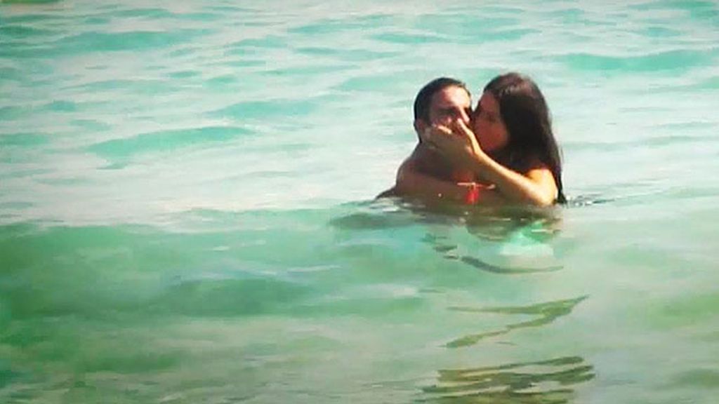 Aitor Ocio disfruta de un día de sol junto a su chica