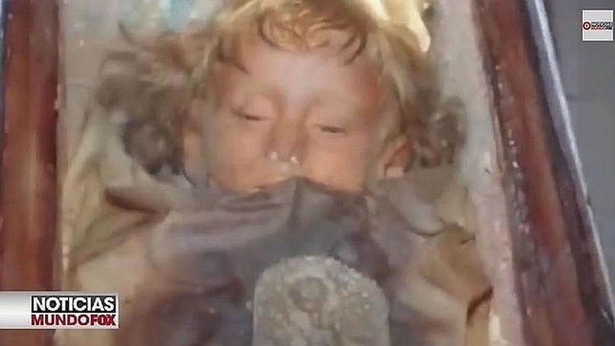 Una momia de una niña abre y cierra los ojos