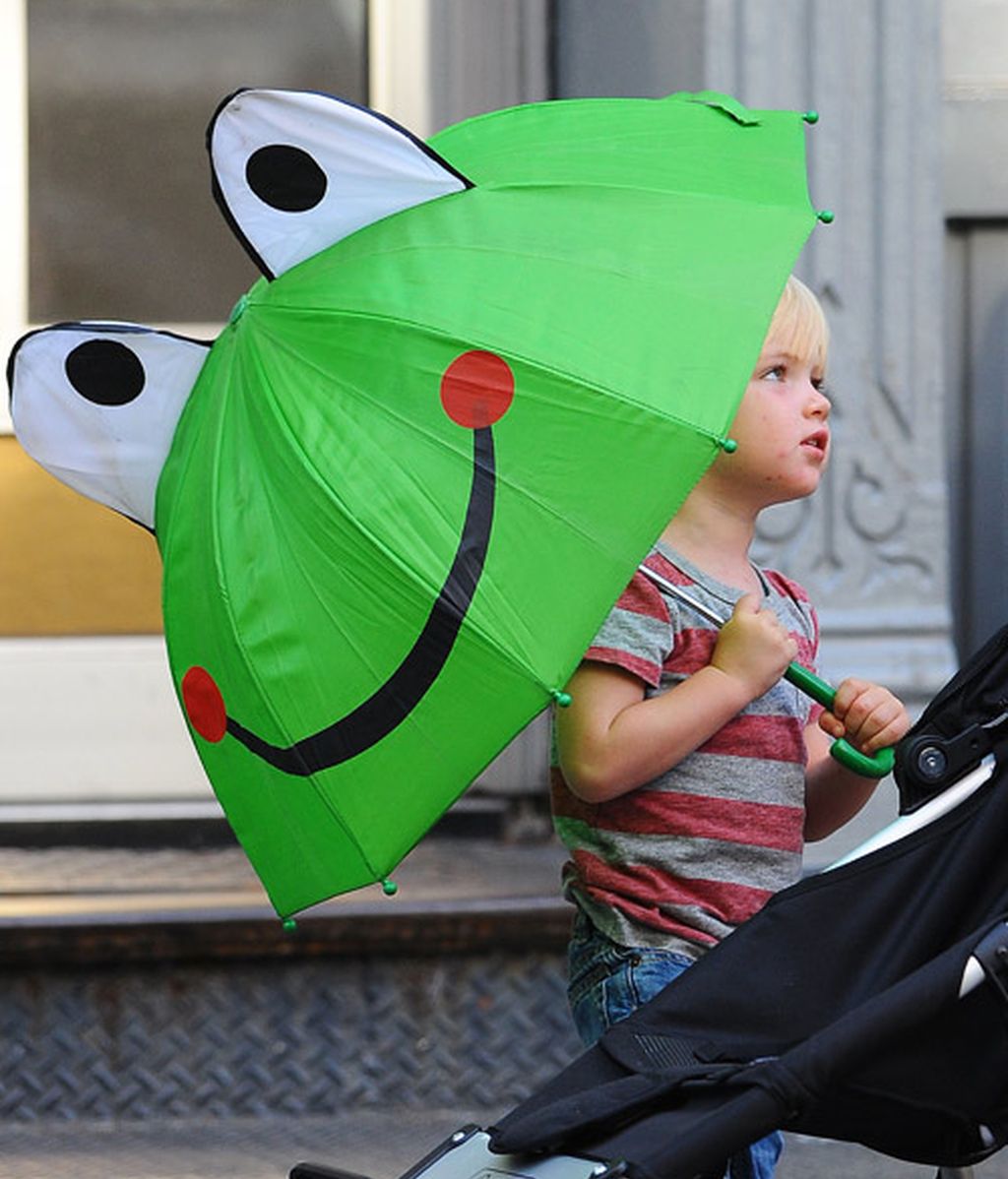 Las gotas hacen chip en sus paraguas chic