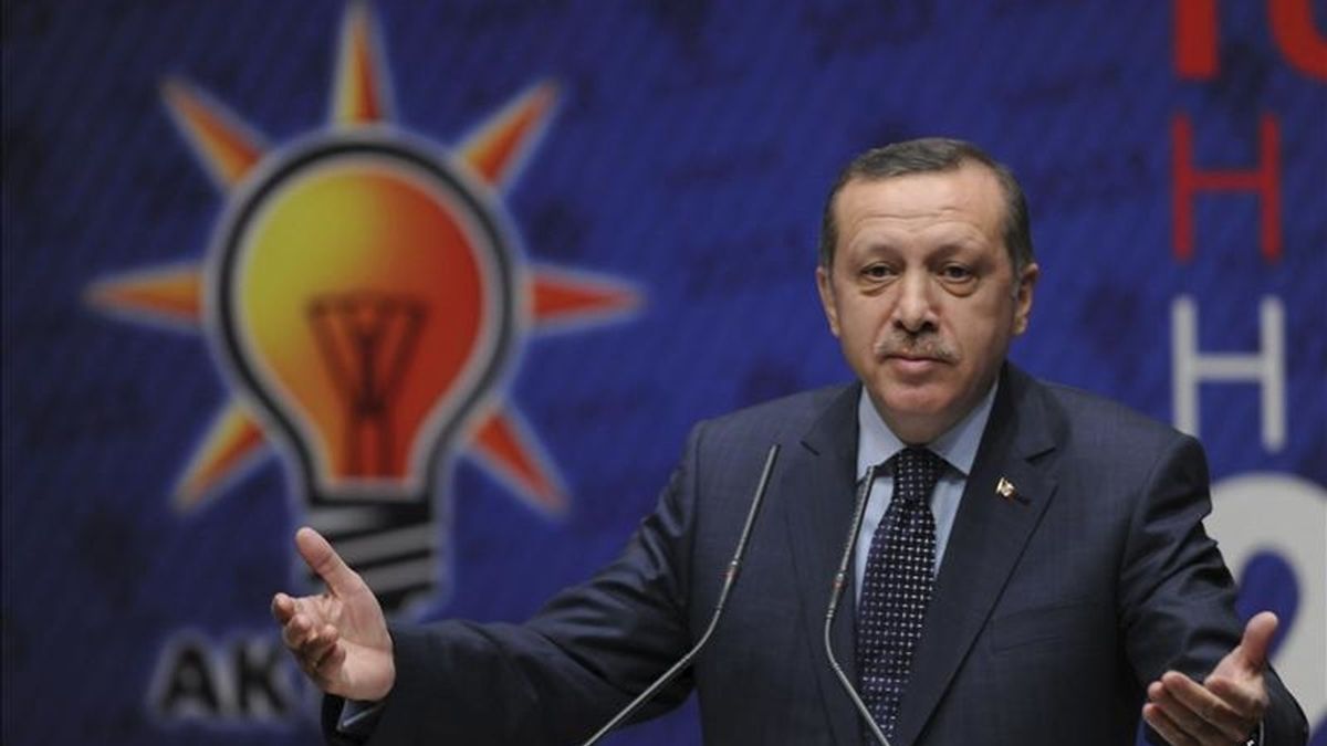 El primer ministro turco, Recep Tayyip Erdogan, presenta el programa electoral del conservador Partido de la Justicia y el Desarrollo (AKP), para los comicios del 12 de junio, cuyas principales líneas son profundizar en la democratización del país, el crecimiento económico, reforzar la sociedad civil y hacer más habitables las ciudades, en Ankara, Turquía, hoy sábado 16 de abril de 2011. EFE