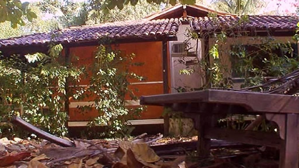 Antes de la reforma, el patio exterior estaba lleno de maleza