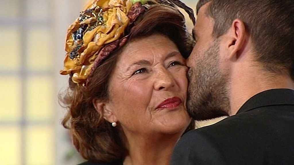 Mary acepta el anillo de su hijo emocionada, pero le aconseja: “tienes que volar”