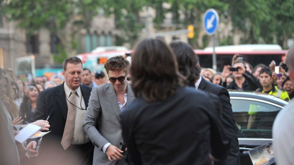 Pattinson y Witherspoon hacen enloquecer a sus fans de Barcelona