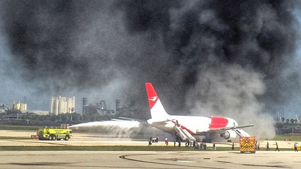 Un avión arde justo en el momento en el que va a despegar