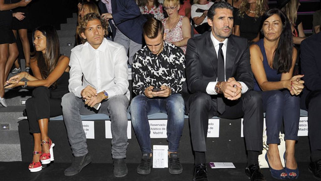 Futbolistas y sus WAGS, invitados 'vip' en el 'front row' de la pasarela de Madrid