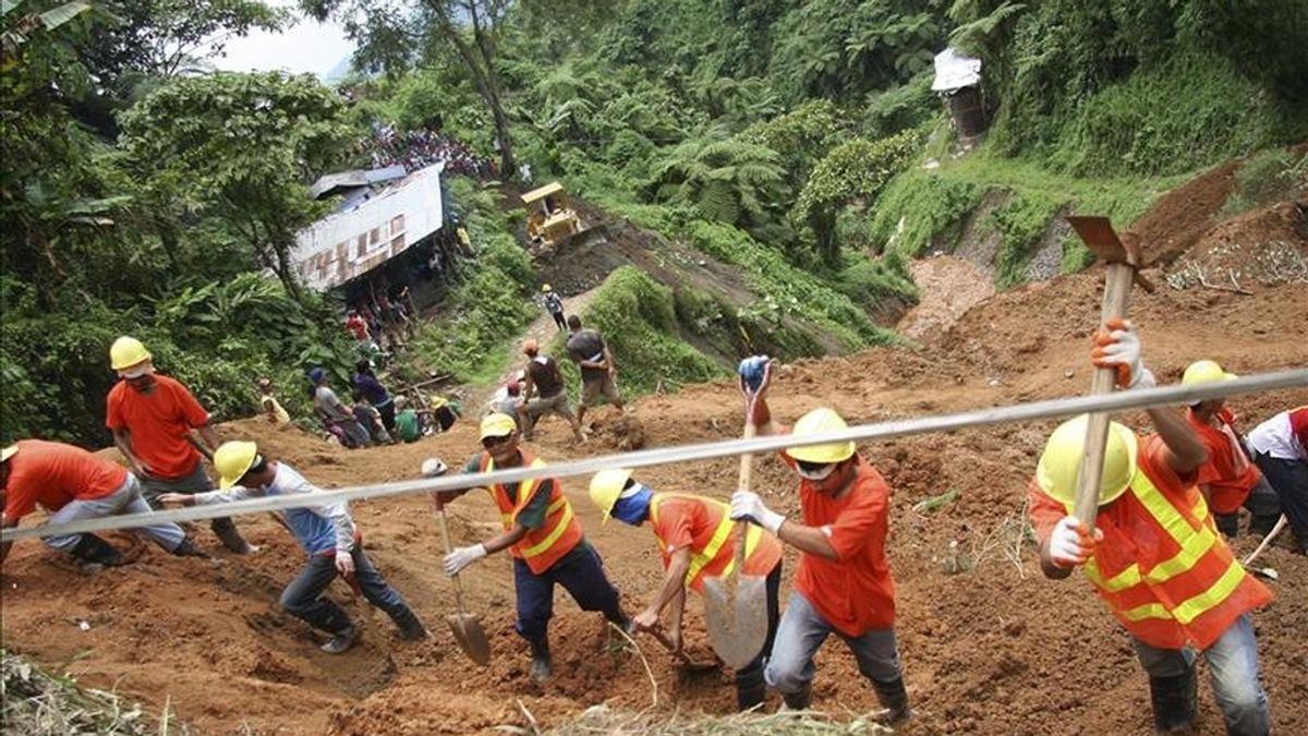 Voluntarios y miembros de los equipos de rescate reanudan la búsqueda de más de una veintena de personas, sepultadas 24 horas antes a causa de un alud de tierra, hoy en la localidad de Kingking, en la provincia de Valle Compostela, a 980 kilómetros al sur de Manila (Filipinas). EFE Voluntarios y miembros de los equipos de rescate reanudan la búsqueda de más de una veintena de personas, sepultadas 24 horas antes a causa de un alud de tierra, hoy en la localidad de Kingking, en la provincia de Valle Compostela, a 980 kilómetros al sur de Manila (Filipinas). EFE