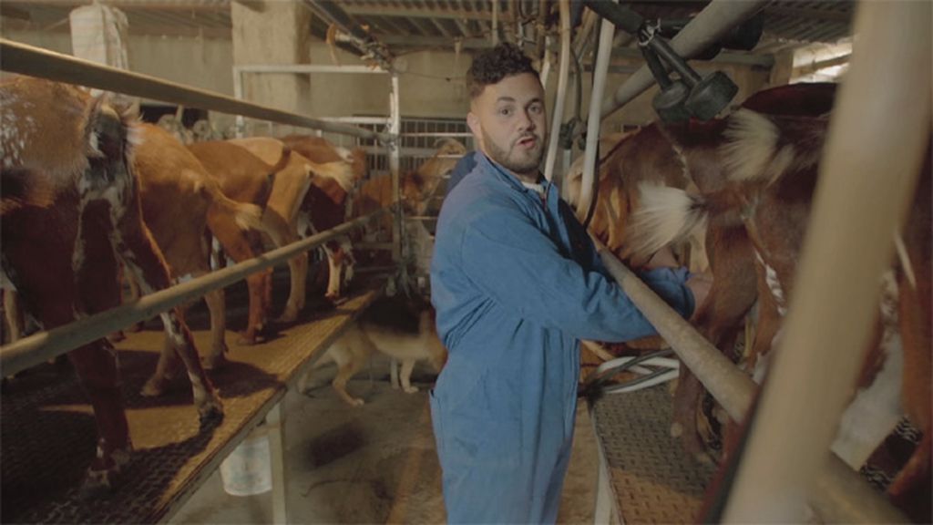 Apasionado de las cabras, quiere un amor para toda la vida