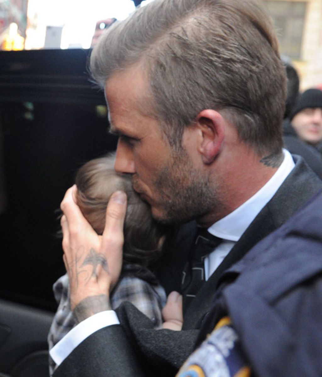 'Lengüetazo' en el 'Soho' neoyorquino de la pequeña Beckham a los periodistas