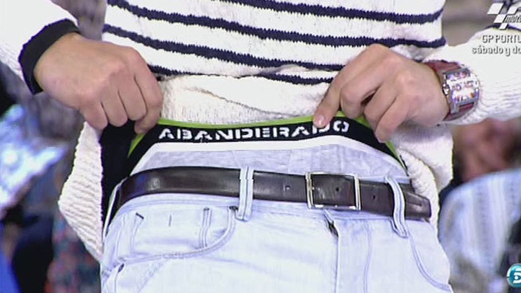 Gustavo muestra su ropa interior y Paz intenta ver más