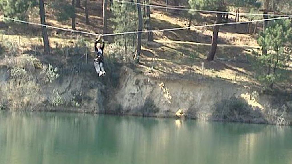 Tras tirarse por una tirolina, Rosa se quedó colgada en el aire