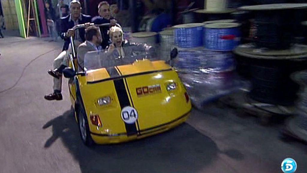 J.J. y los Kikos no tienen miedo y se montan en el mini-coche con la periodista
