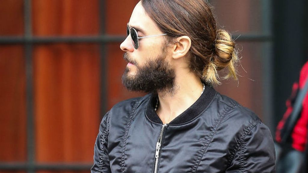 Jared Leto causó sensación con su moño de mechas californianas