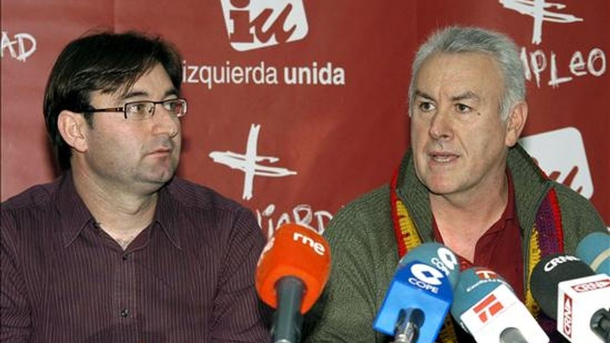 El nuevo coordinador regional de Izquierda Unida de Castilla-La Mancha, Daniel Martínez (i), escucha cómo el coordinador general del Izquierda Unida, Cayo Lara (d), lo presenta como tal, hoy en Toledo. EFE