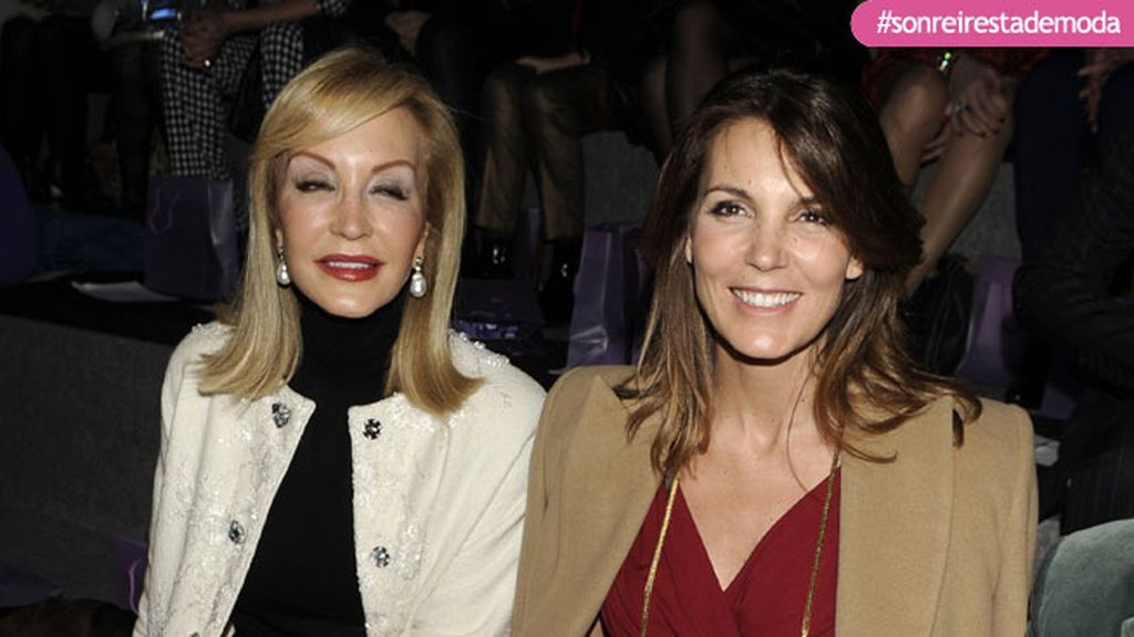 Carmen Lomana y Mar Flores en el desfile de Roberto Torreta