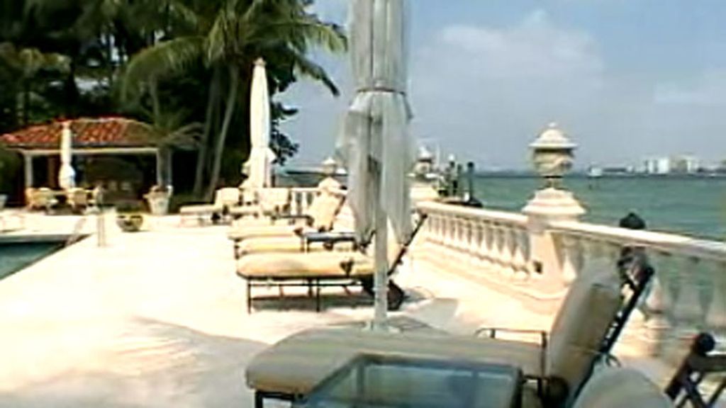 La casa tiene 800 metros cuadrados, embarcadero y piscina