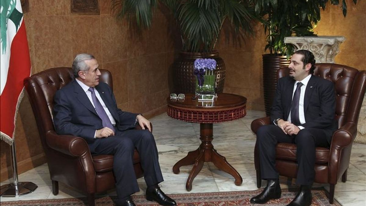 El presidente libanés, Michel Suleiman (i), se reúne con el primer ministro saliente libanés, Saad Hariri (d), en el palacio presidencial de Baabda en el este de Beirut, en el Líbano El presidente libanés, Michel Suleiman (i), se reúne con el primer ministro saliente libanés, Saad Hariri (d), en el palacio presidencial de Baabda en el este de Beirut, en el Líbano